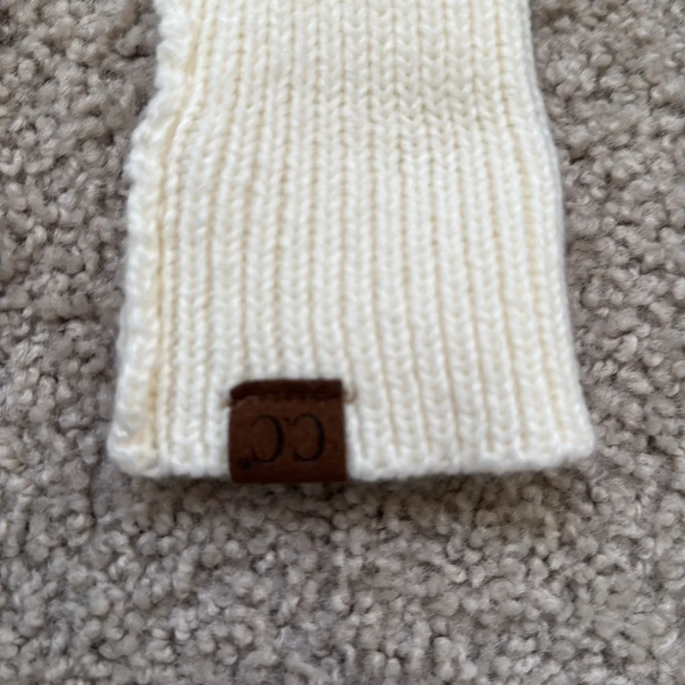 Like New C.C Cream Knit Gloves with Touchscreen Tips